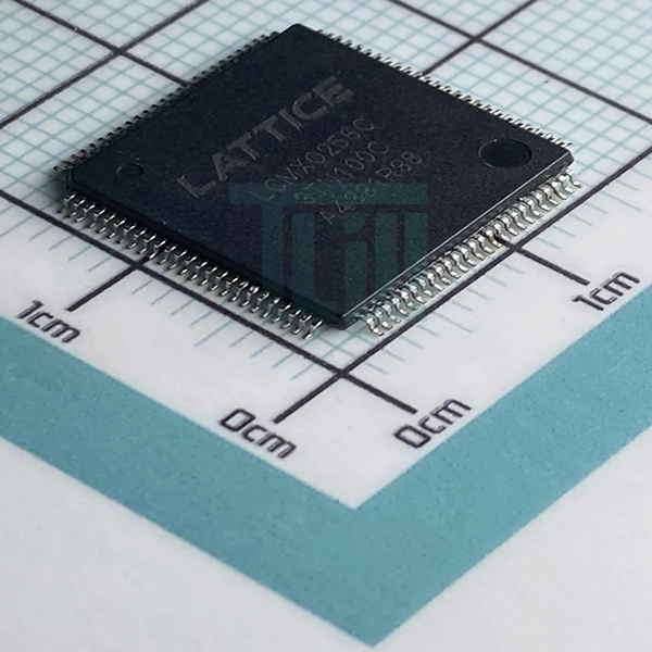 نمای جلوی آی سی LCMXO256C با پارت نامبر LCMXO256C-3TN100C